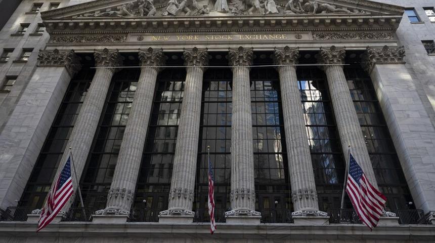 S&P 500 ve Nasdaq, &ccedil;ip hissesi satışları ve jeopolitik risklerle bir ayın en d&uuml;ş&uuml;k seviyelerini g&ouml;rd&uuml;