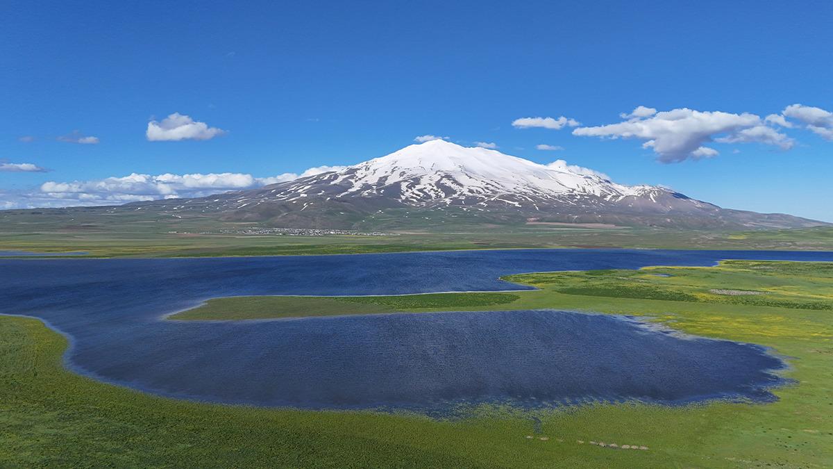 Dağın eteğinde: Göl kendi kendine yerin altından su çekmiş!