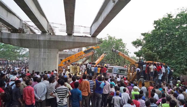 Hindistan'da üst geçit çöktü: 18 ölü  G3