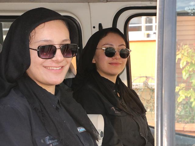 Bir anne kurdu, iki kızıyla birlikte b&uuml;y&uuml;tt&uuml;! Artık sekt&ouml;re y&ouml;n veriyorlar