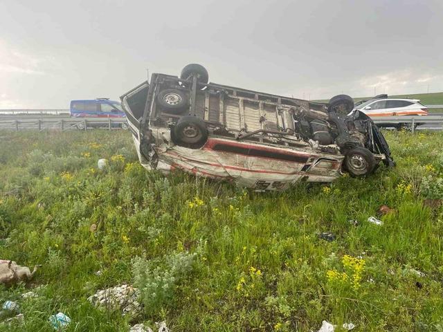 Kars’ta ticari araç şarampole devrildi: 1 yaralı 2