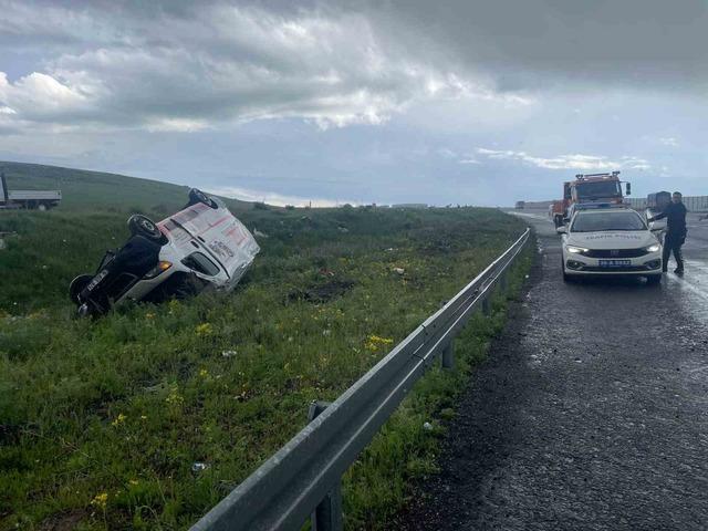 Kars’ta ticari araç şarampole devrildi: 1 yaralı 1