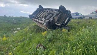 Kars&rsquo;ta ticari ara&ccedil; şarampole devrildi: 1 yaralı