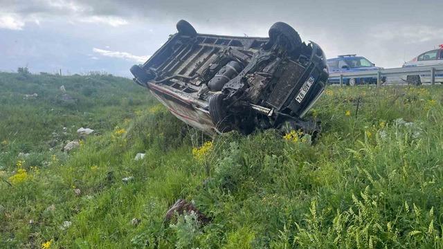 Kars’ta ticari araç şarampole devrildi: 1 yaralı