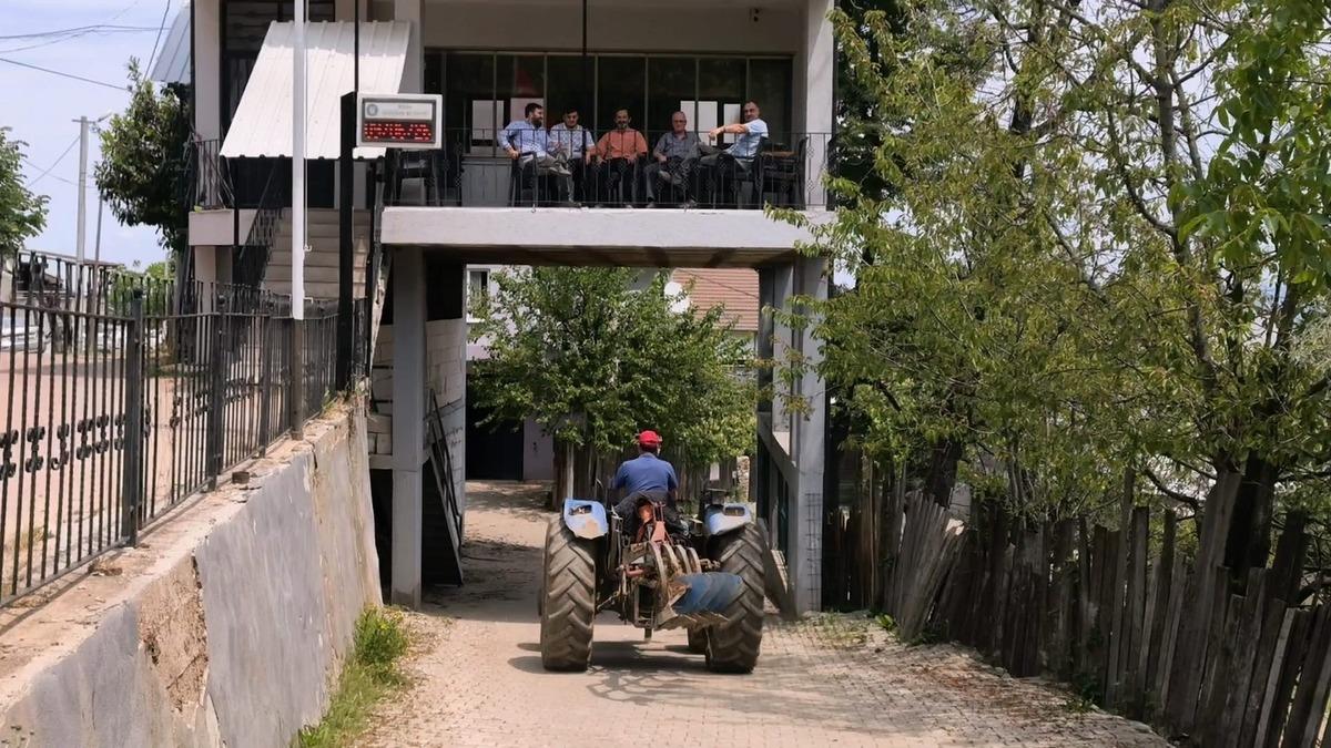 Türkiye’de sadece 2 tane var! Altından araç geçen konak ilgi çekiyor 2
