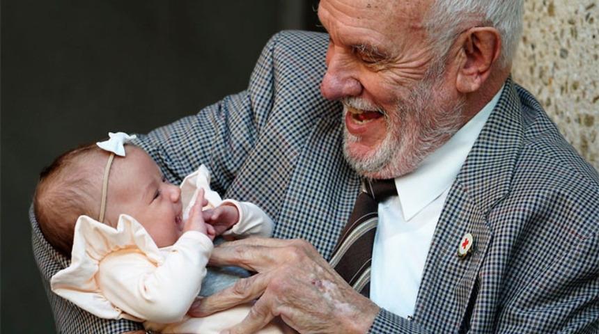 D&uuml;nyada iyi insanlar hala var!  60 yılda milyonlarca bebeğin hayatını kurtardı