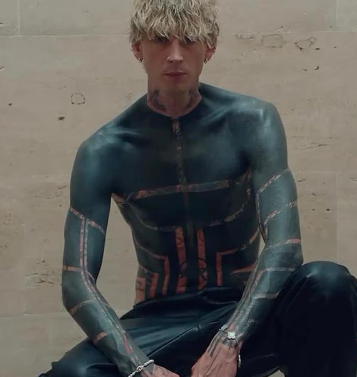 Machine Gun Kelly vücudunu saran dövme yüzünden hastalandı! 1