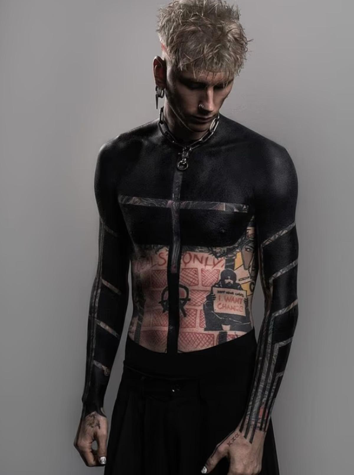 Machine Gun Kelly vücudunu saran dövme yüzünden hastalandı! 2