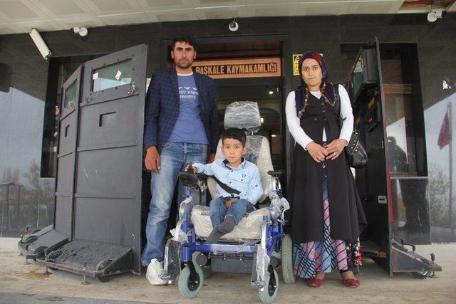 7 yaşındaki Demirhan, akülü tekerlekli sandalyesine kavuştu