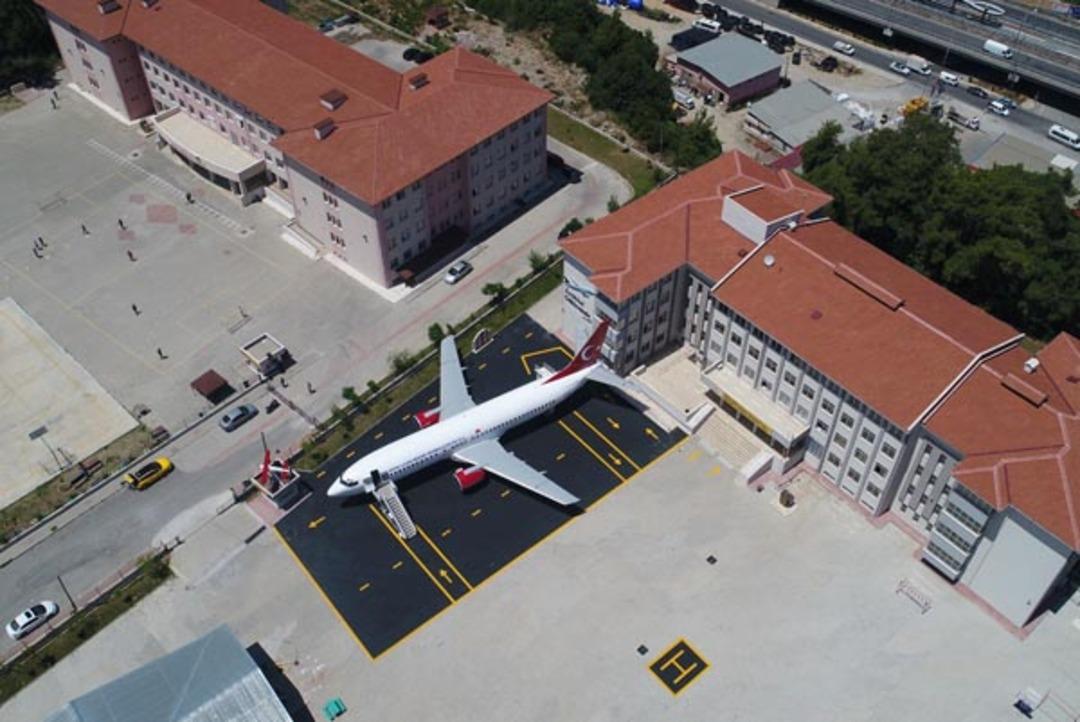 Bakan devreye girdi, yolcu u&ccedil;ağı lise bah&ccedil;esine indi