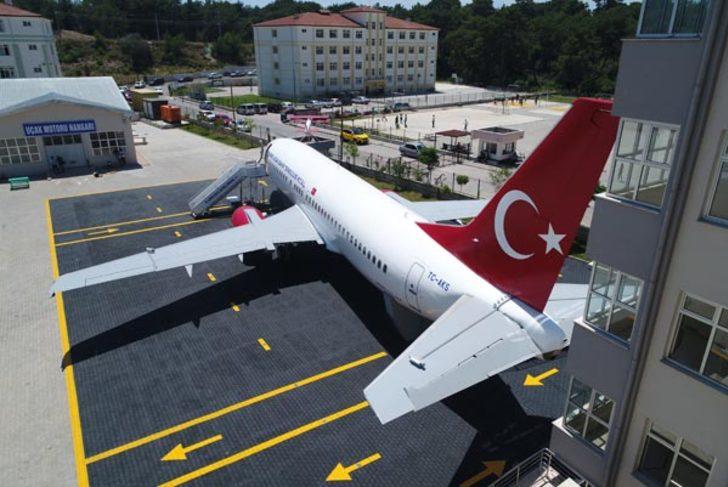 Lise bahçesindeki 'yolcu uçağı'nı gören donup kalıyor G3