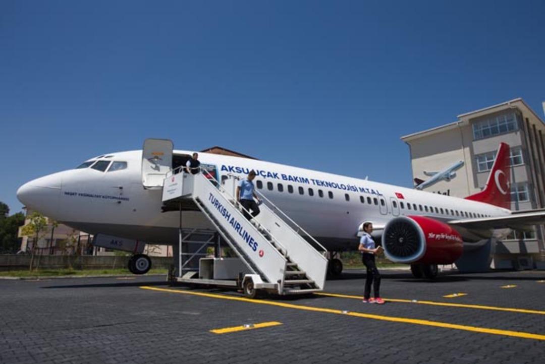 Lise bah&ccedil;esindeki 'yolcu u&ccedil;ağı'nı g&ouml;ren donup kalıyor