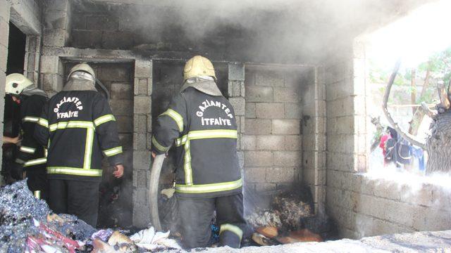 Evde çıkan yangında baba ile oğlu dumandan etkilendi