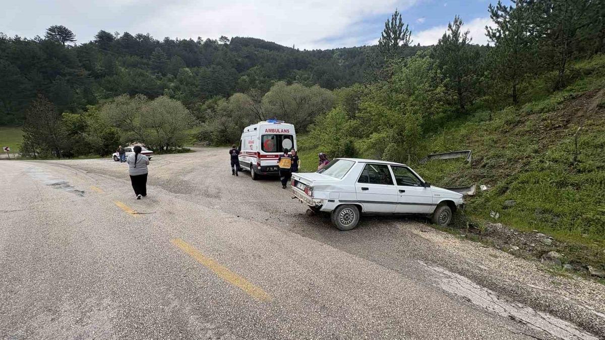 Kastamonu’da kontrolden çıkan otomobil kaza yaptı: