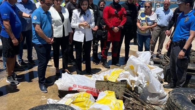 Saros'ta denizden araç lastikleri ile plastik atıklar çıktı