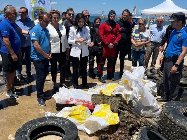 Saros'ta denizden ara&ccedil; lastikleri ile plastik atıklar &ccedil;ıktı