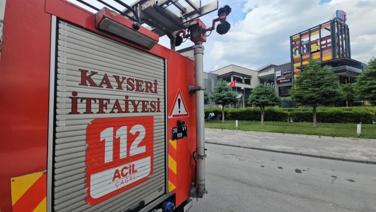 Forum Kayseri de bomba paniği! Ekipler alarma geçti 1