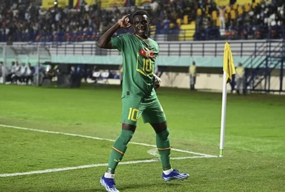 Senegalli gen&ccedil; yıldız Amara Diouf, Fenerbah&ccedil;e i&ccedil;in İstanbul a geldi 1