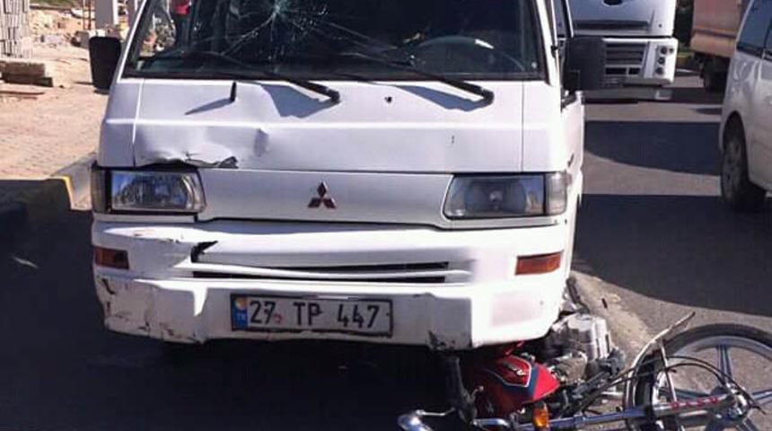 Minib&uuml;s&uuml;n &ccedil;arptığı motosikletli &ouml;ld&uuml;