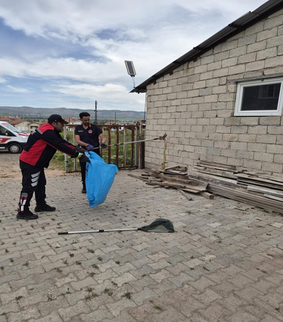 Bah&ccedil;eye giren 2 metrelik yılan, itfaiye tarafından yakalandı 2