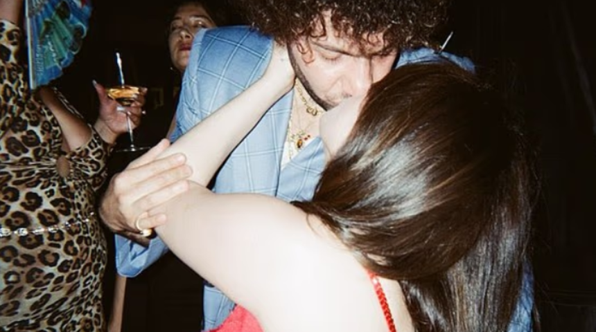 Selena Gomez ve Benny Blanco'nun restoran pozu olay oldu! Hayranlar şaşkına d&ouml;nd&uuml;