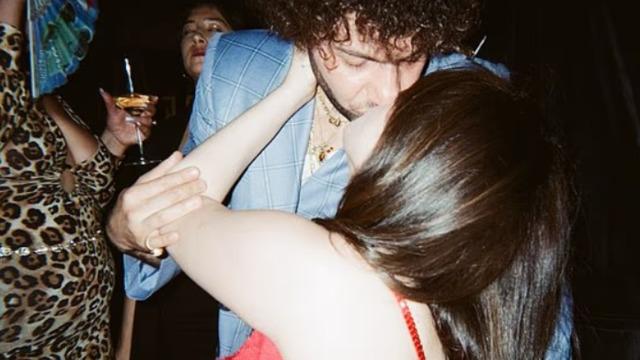 Selena Gomez ve Benny Blanco'nun restoran pozu olay oldu! Hayranlar şaşkına döndü