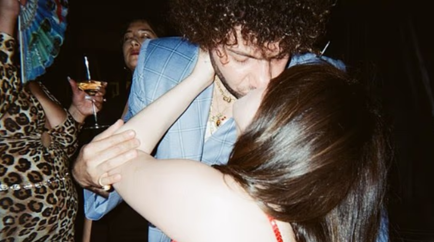 Selena Gomez ve Benny Blanco'nun restoran pozu olay oldu! Hayranlar şaşkına d&ouml;nd&uuml;