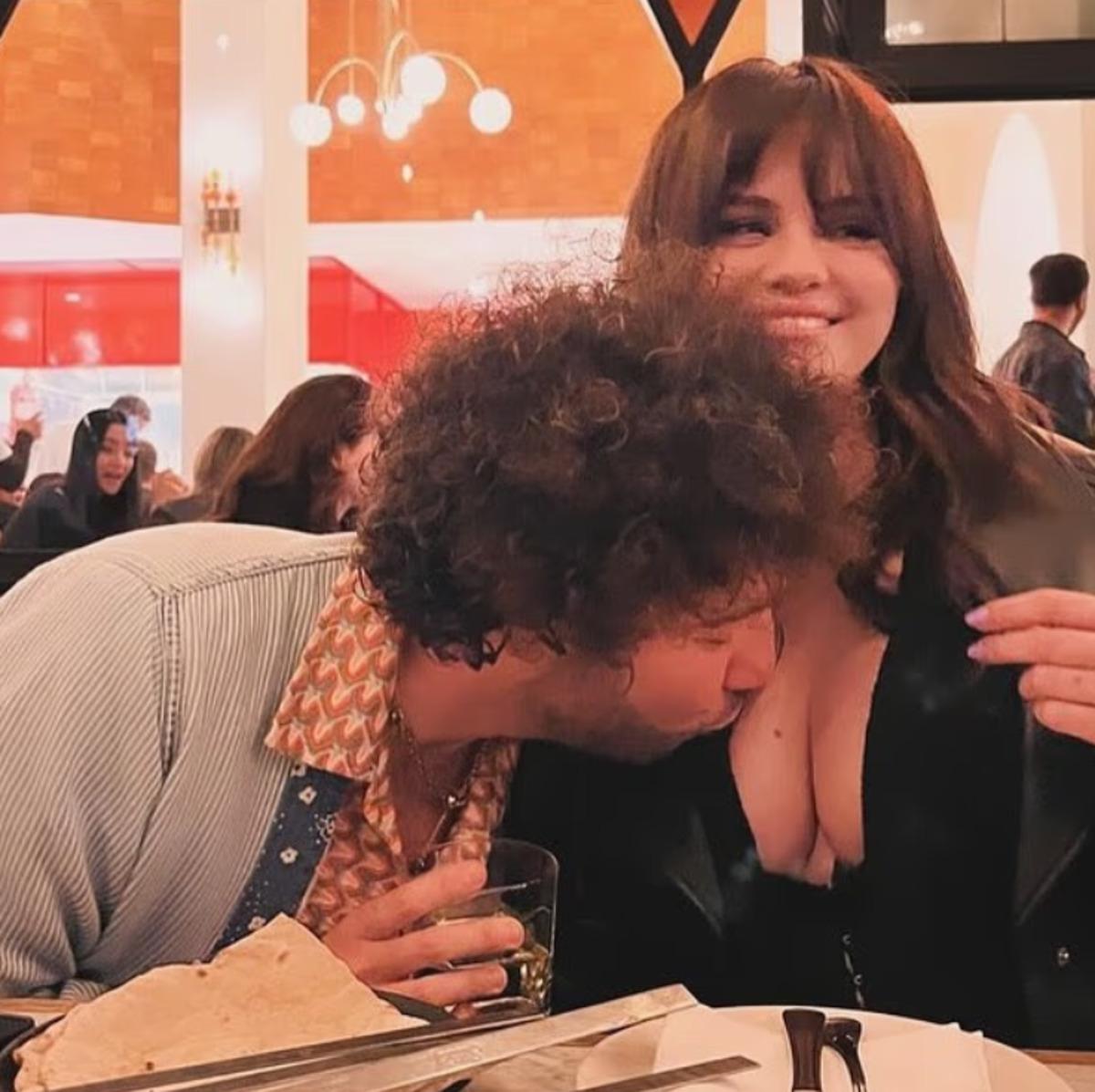 Selena Gomez ve Benny Blanco nun restoran pozu olay oldu! Hayranlar şaşkına döndü 2