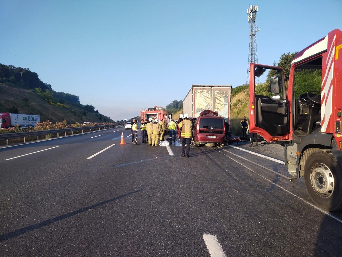 Kahreden trafik kazası: 1 i bebek 3 &ouml;l&uuml; 1