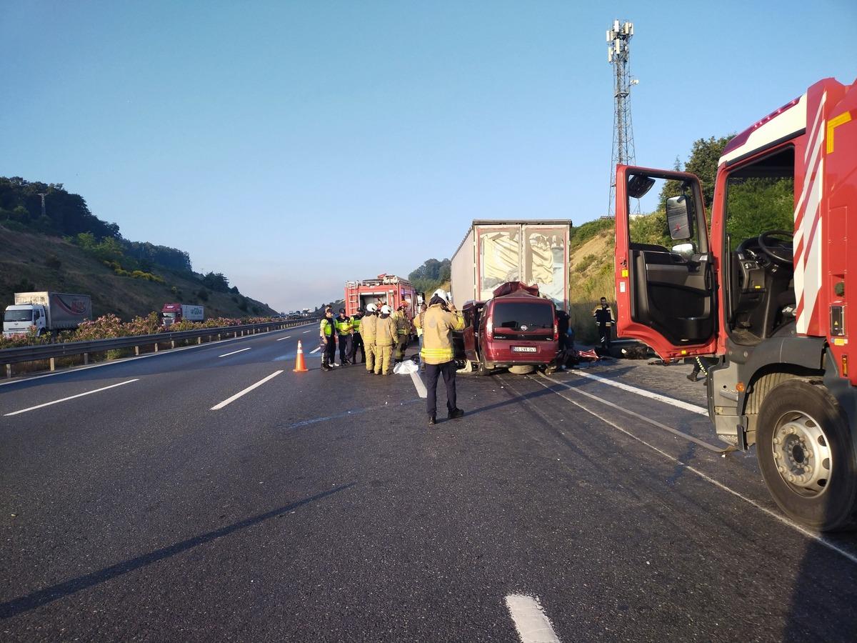 Kahreden trafik kazası: 1 i bebek 3 &ouml;l&uuml; 2