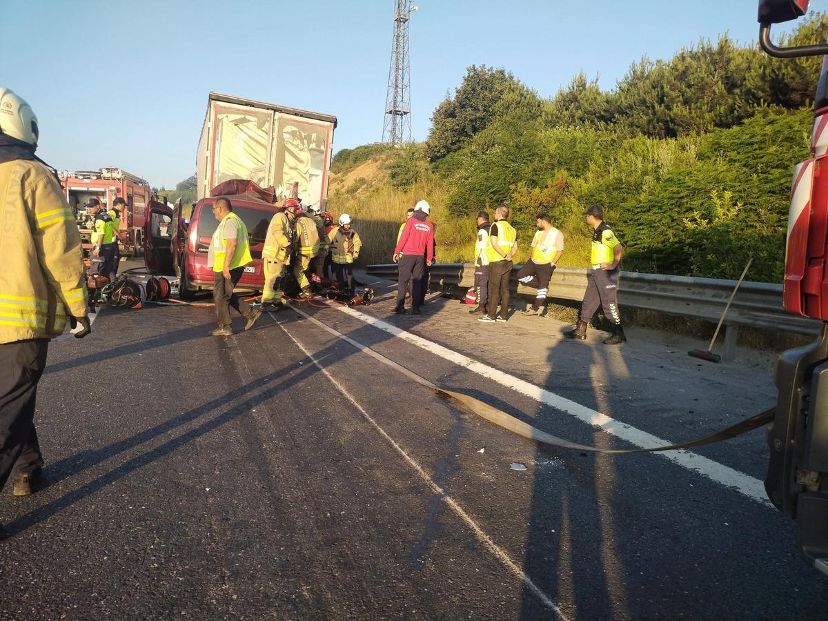 Kahreden trafik kazası: 1 i bebek 3 &ouml;l&uuml; 3