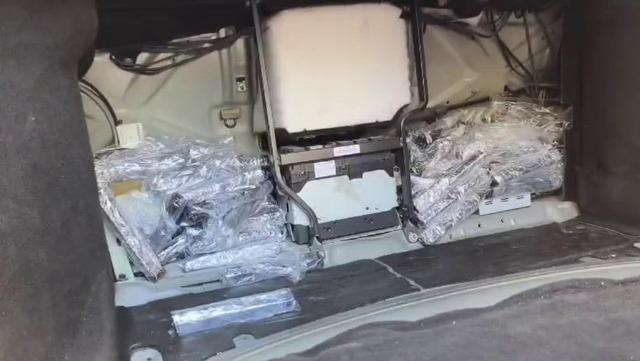 Otomobilin bagajındaki zuladan onlarca silah par&ccedil;ası &ccedil;ıktı 1