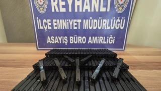 Otomobilin bagajındaki zuladan onlarca silah parçası çıktı