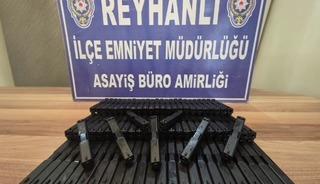 Otomobilin bagajındaki zuladan onlarca silah par&ccedil;ası &ccedil;ıktı