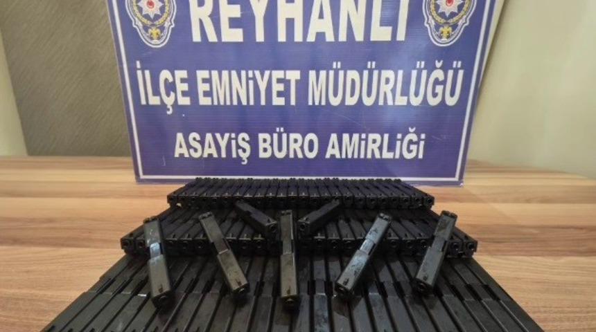 Otomobilin bagajındaki zuladan onlarca silah par&ccedil;ası &ccedil;ıktı