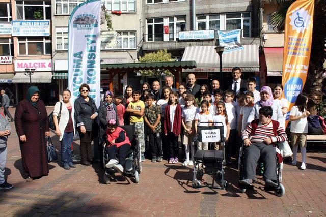 Öğrencilerin topladığı mavi kapaklarla tekerlekli sandalye alındı