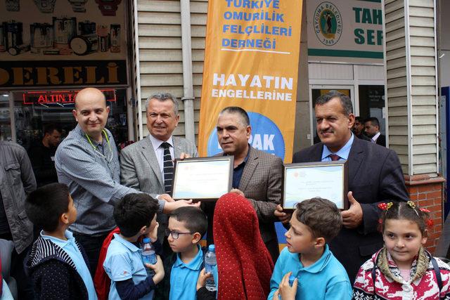 Öğrencilerin topladığı mavi kapaklarla tekerlekli sandalye alındı