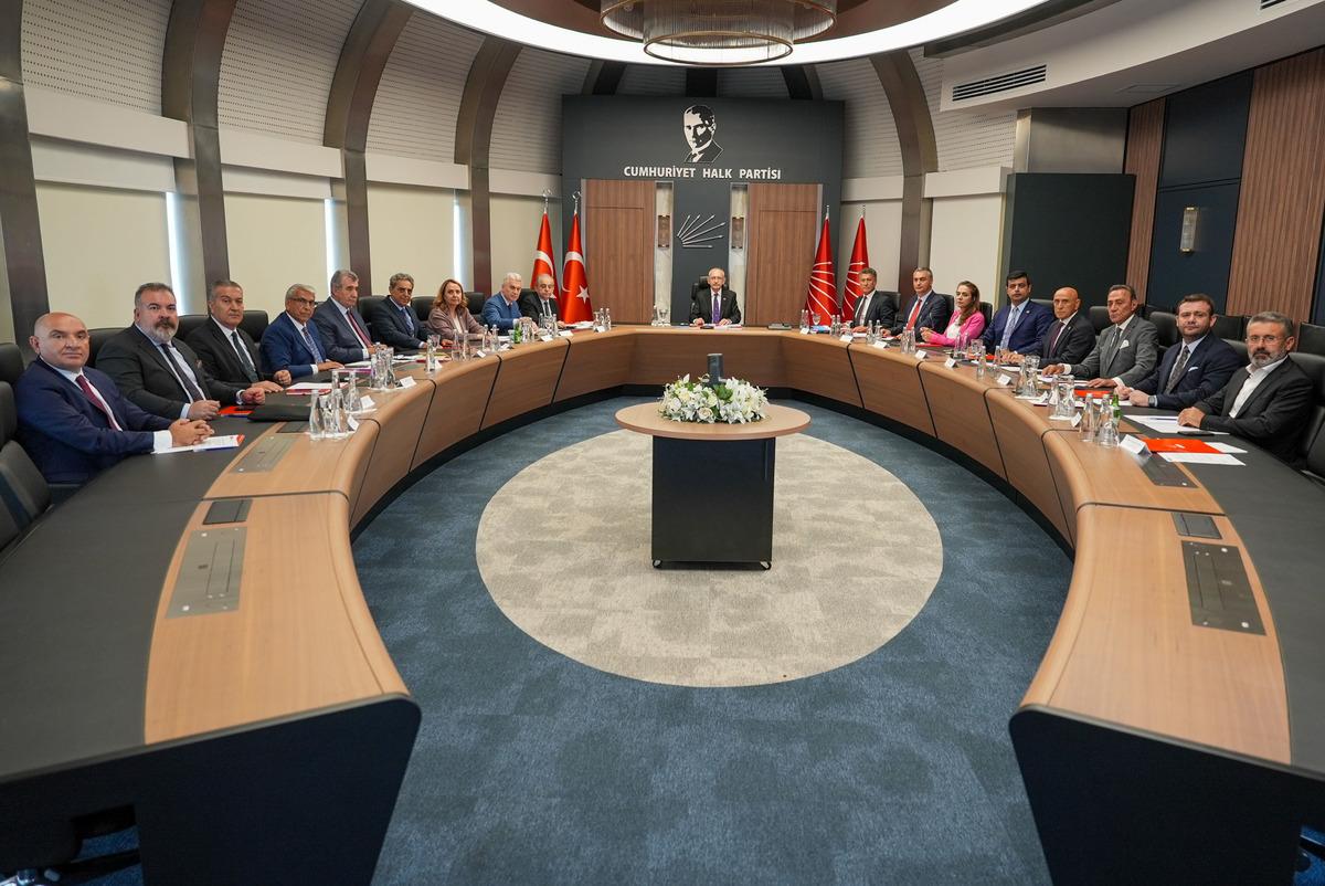 İsim isim saydı: CHP de yeni ihraç listesi! Özgür Özel hakkında istifa iddiası 2