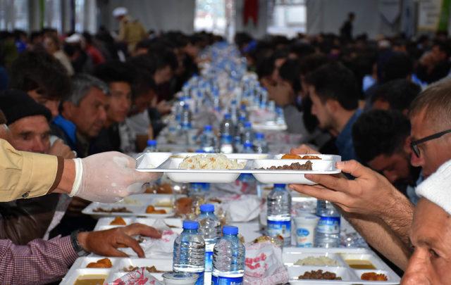 Sivas'ta 2 bin kişi iftar çadırında buluştu