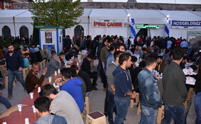 Sivas'ta 2 bin kişi iftar çadırında buluştu