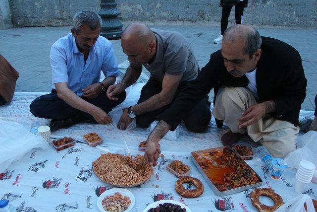 Yeryüzü Sofrası ilk iftarı Galatasaray Meydanı'nda açtı