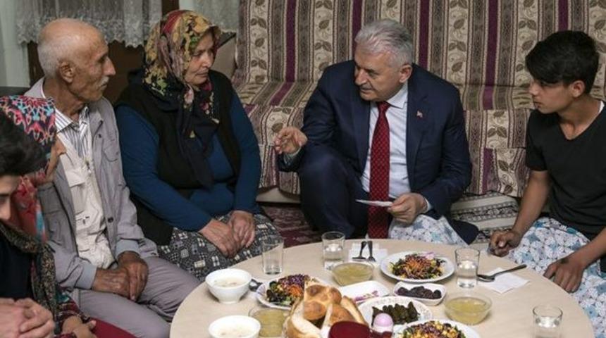 Başbakan Yıldırım vatandaşın evinde iftar yaptı