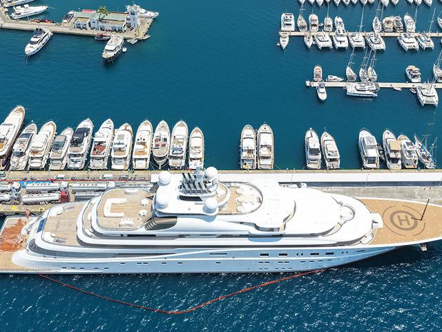  Marmaris'e gelen s&uuml;per yata 540 bin litre akaryakıt ikmali yapıldı