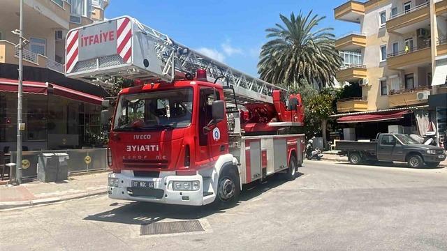 Alanya&rsquo;da bunalıma girip &ccedil;atıya &ccedil;ıkan şahsı polis ekipleri ikna etti 6
