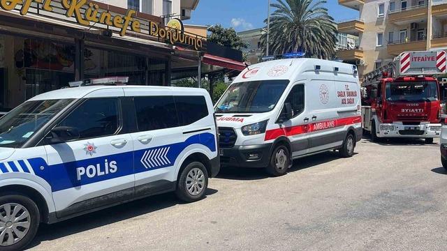 Alanya&rsquo;da bunalıma girip &ccedil;atıya &ccedil;ıkan şahsı polis ekipleri ikna etti 4