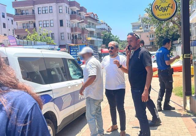 Alanya&rsquo;da bunalıma girip &ccedil;atıya &ccedil;ıkan şahsı polis ekipleri ikna etti 2