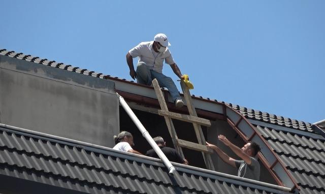 Alanya&rsquo;da bunalıma girip &ccedil;atıya &ccedil;ıkan şahsı polis ekipleri ikna etti 1