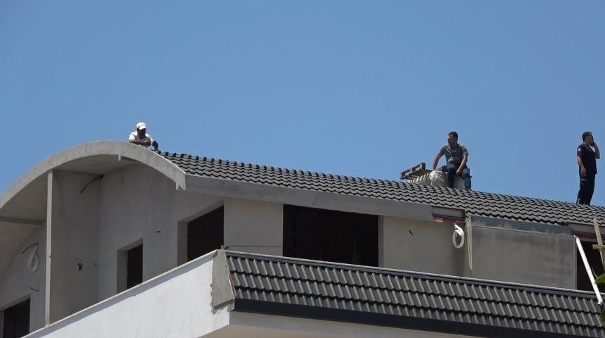 Alanya&rsquo;da bunalıma girip &ccedil;atıya &ccedil;ıkan şahsı polis ekipleri ikna etti
