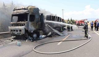 Beyaz eşya y&uuml;kl&uuml; tırda &ccedil;ıkan yangın tahıl tarlalarına sı&ccedil;radı