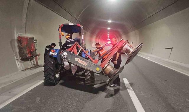 Osmangazi T&uuml;neli i&ccedil;indeki trafik kazasında, 1&rsquo;ağır 3 kişi yaralandı 1